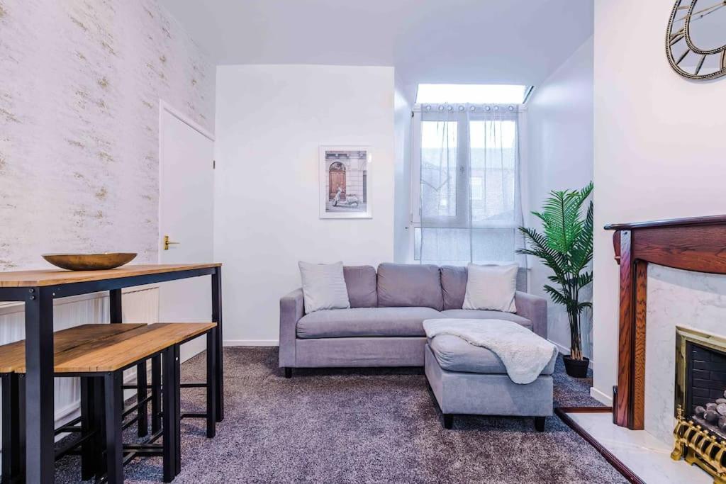 Comfy Four Bedroom House With Parking