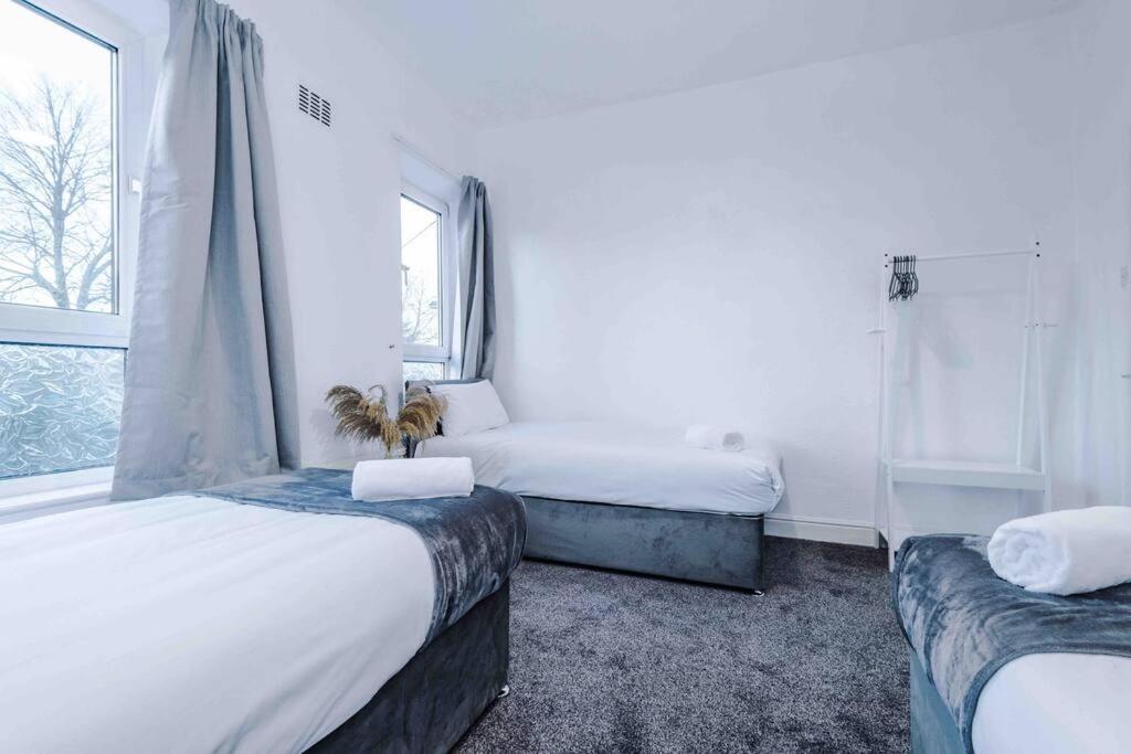 Comfy Four Bedroom House With Parking Holiday home