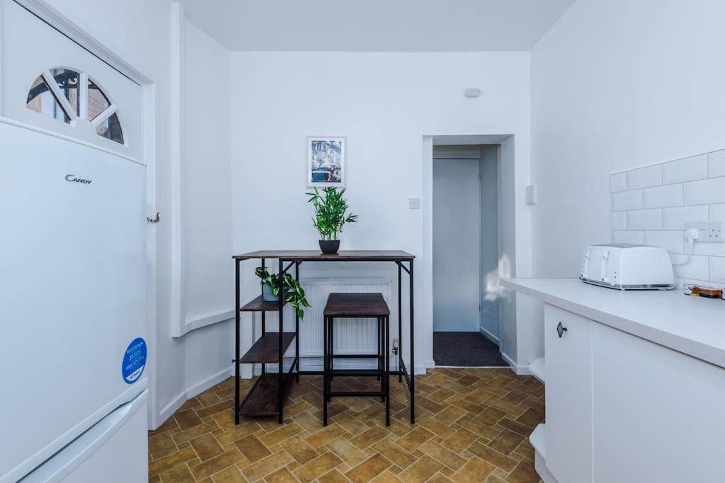Comfy Four Bedroom House With Parking *