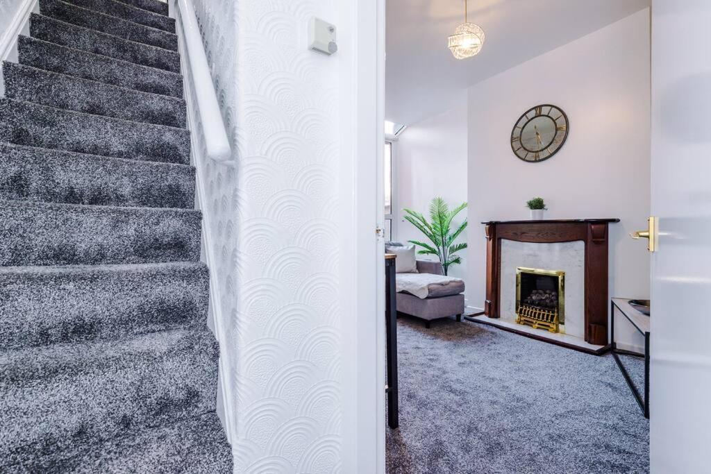 Holiday home Comfy Four Bedroom House With Parking Manchester