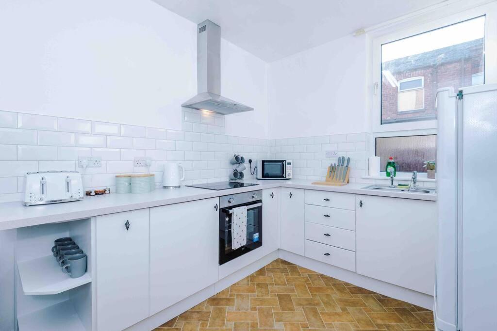 Comfy Four Bedroom House With Parking *