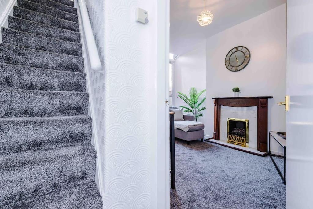 Holiday home Comfy Four Bedroom House With Parking *