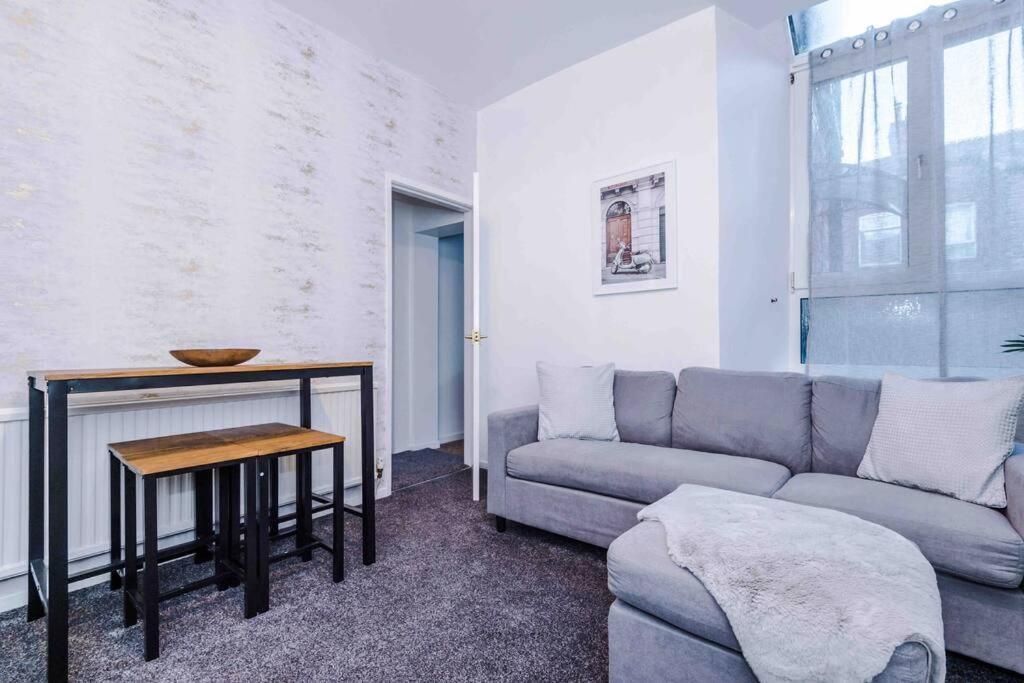 Comfy Four Bedroom House With Parking Manchester