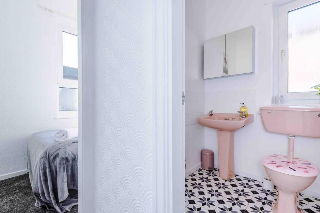 Comfy Four Bedroom House With Parking Manchester