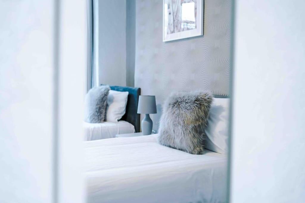 Holiday home Comfy Four Bedroom House With Parking *
