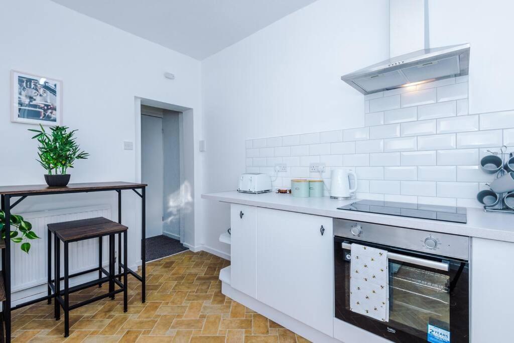 Comfy Four Bedroom House With Parking *