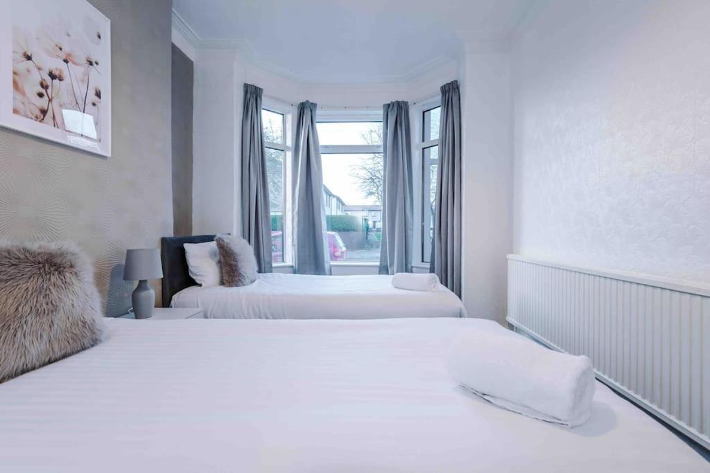 Comfy Four Bedroom House With Parking Manchester