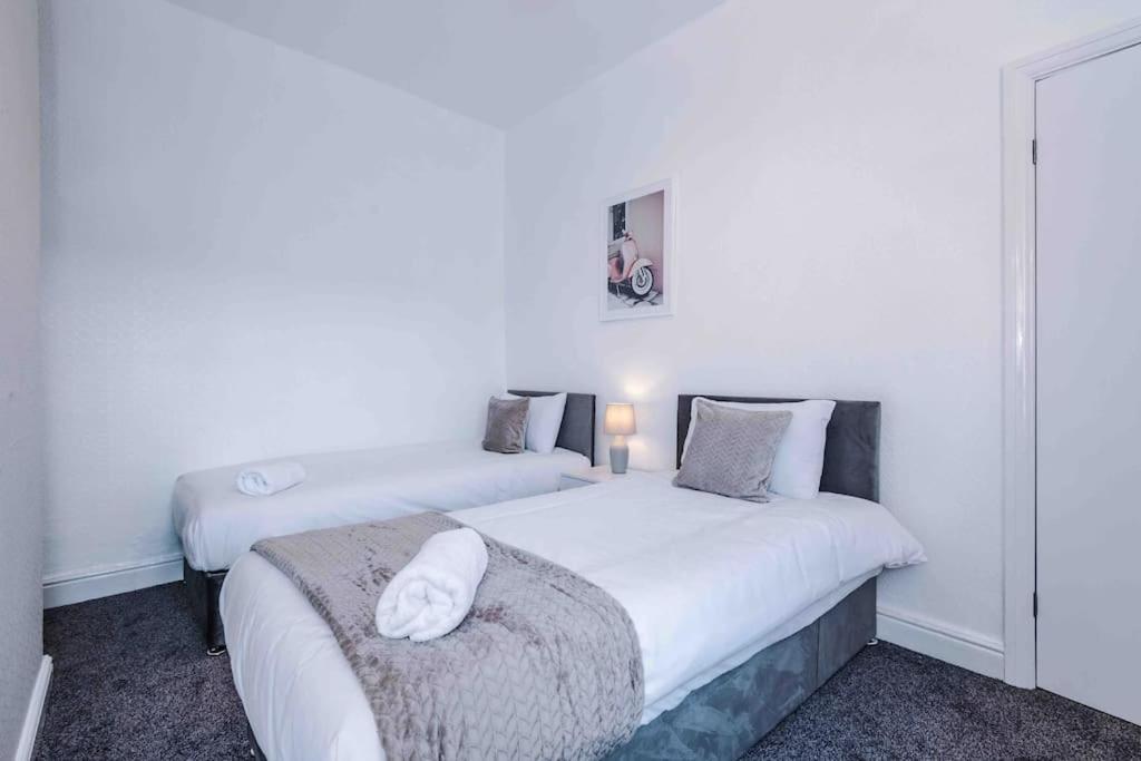 Comfy Four Bedroom House With Parking Holiday home *