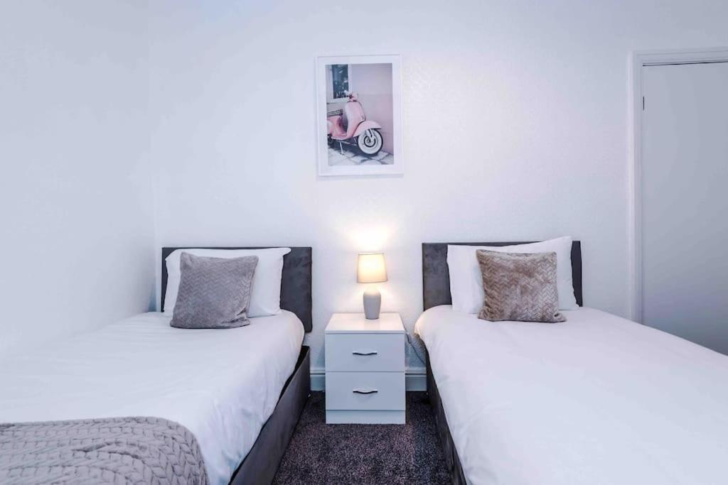 Holiday home Comfy Four Bedroom House With Parking *