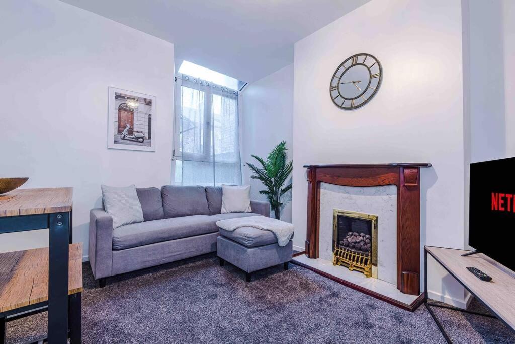 Holiday home Comfy Four Bedroom House With Parking Manchester
