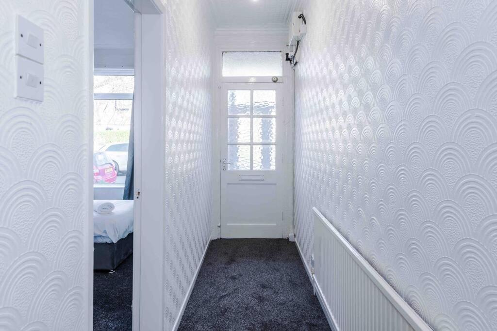 Comfy Four Bedroom House With Parking