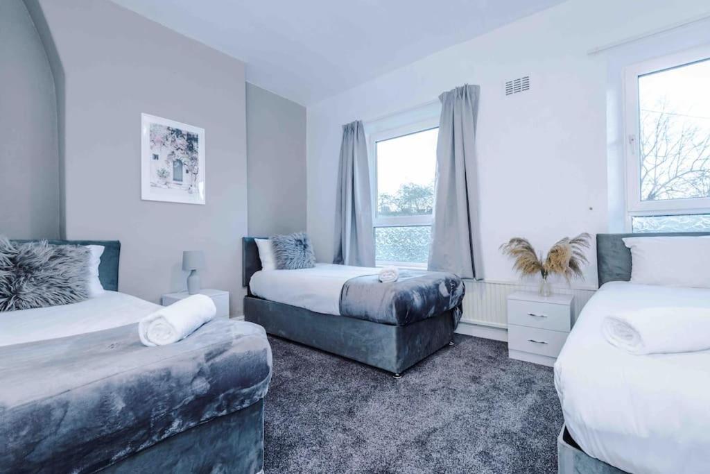 Comfy Four Bedroom House With Parking Manchester
