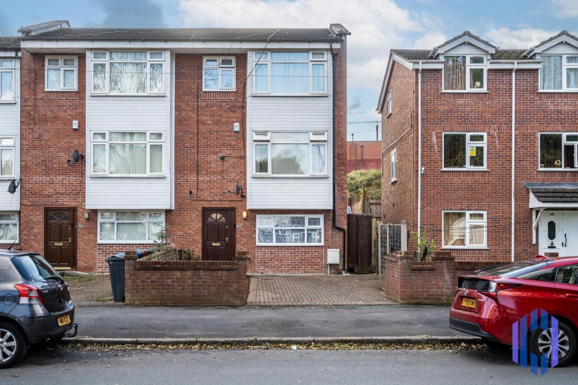 Spacious 3-story - Driveway Parking - Heaton Park Apartment