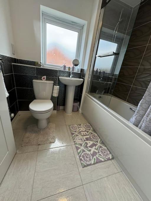 Holiday home New Large Townhouse 3 Bedrooms 4 Beds And Parking Manchester