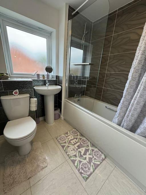 New Large Townhouse 3 Bedrooms 4 Beds And Parking Holiday home