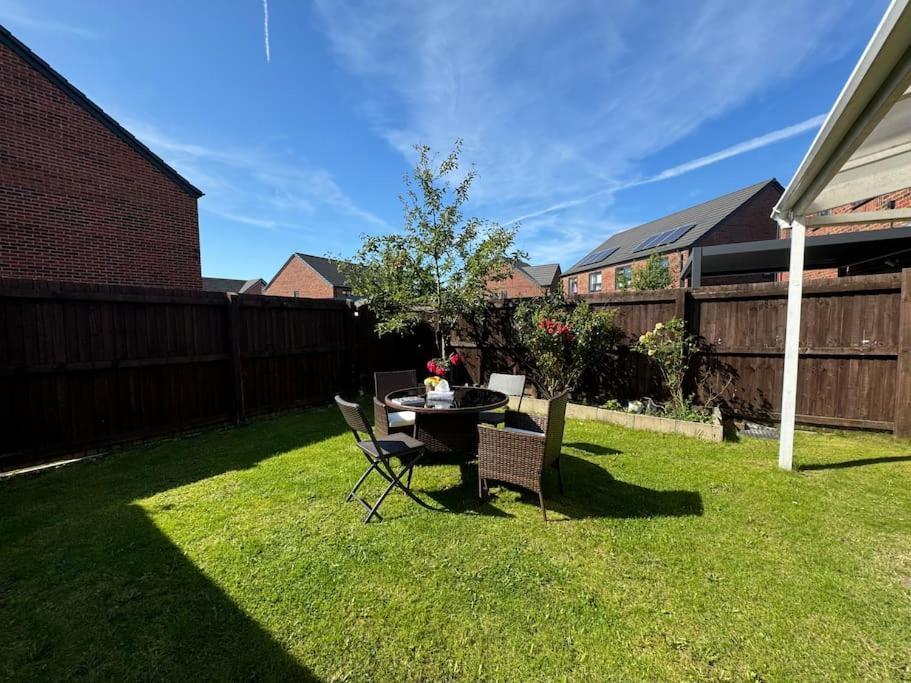 New Large Townhouse 3 Bedrooms 4 Beds And Parking