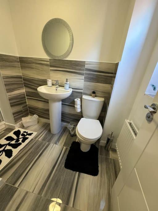 New Large Townhouse 3 Bedrooms 4 Beds And Parking *