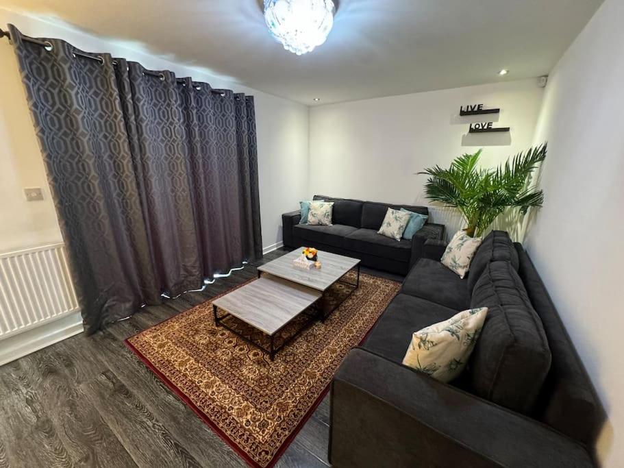 New Large Townhouse 3 Bedrooms 4 Beds And Parking Manchester