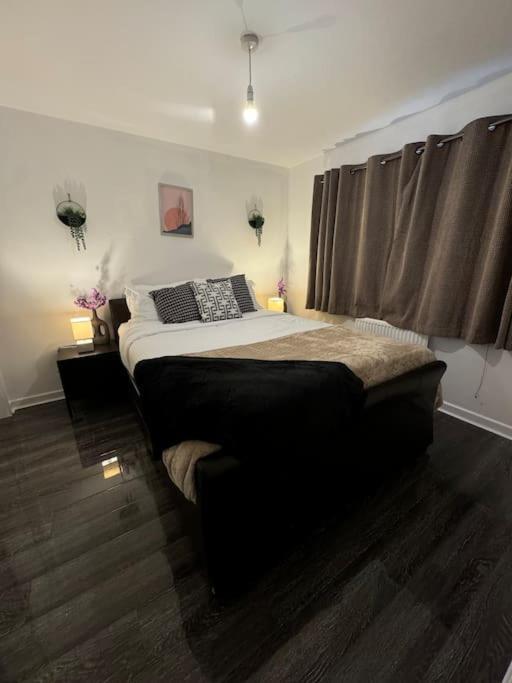 New Large Townhouse 3 Bedrooms 4 Beds And Parking Holiday home *