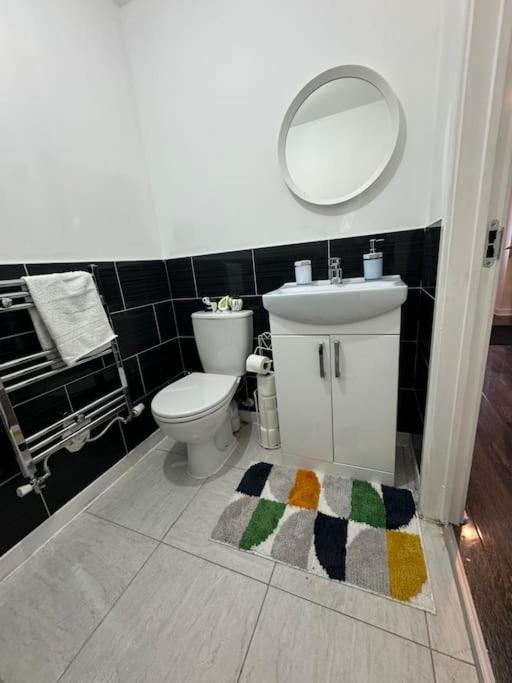 Holiday home New Large Townhouse 3 Bedrooms 4 Beds And Parking *