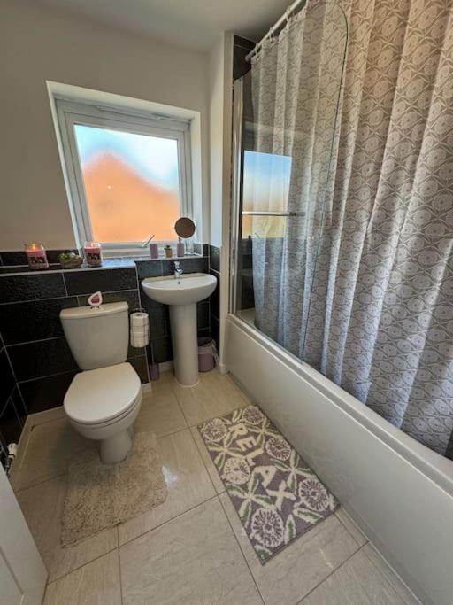 Holiday home New Large Townhouse 3 Bedrooms 4 Beds And Parking Manchester