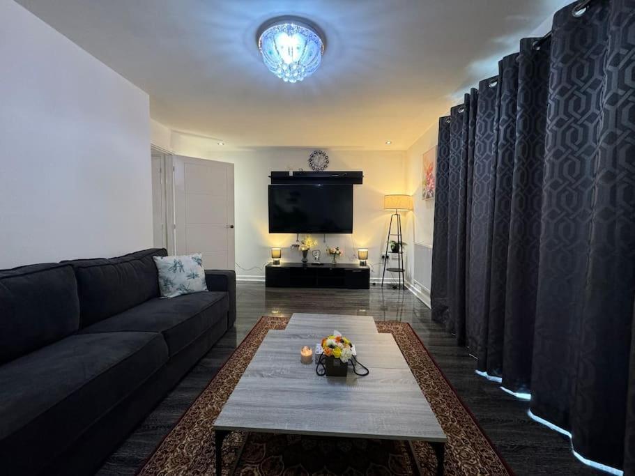 New Large Townhouse 3 Bedrooms 4 Beds And Parking *