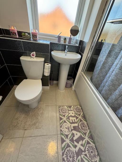 New Large Townhouse 3 Bedrooms 4 Beds And Parking Manchester