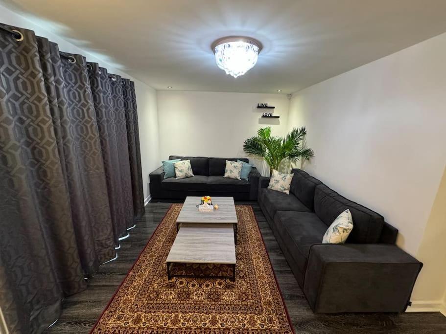 New Large Townhouse 3 Bedrooms 4 Beds And Parking Holiday home