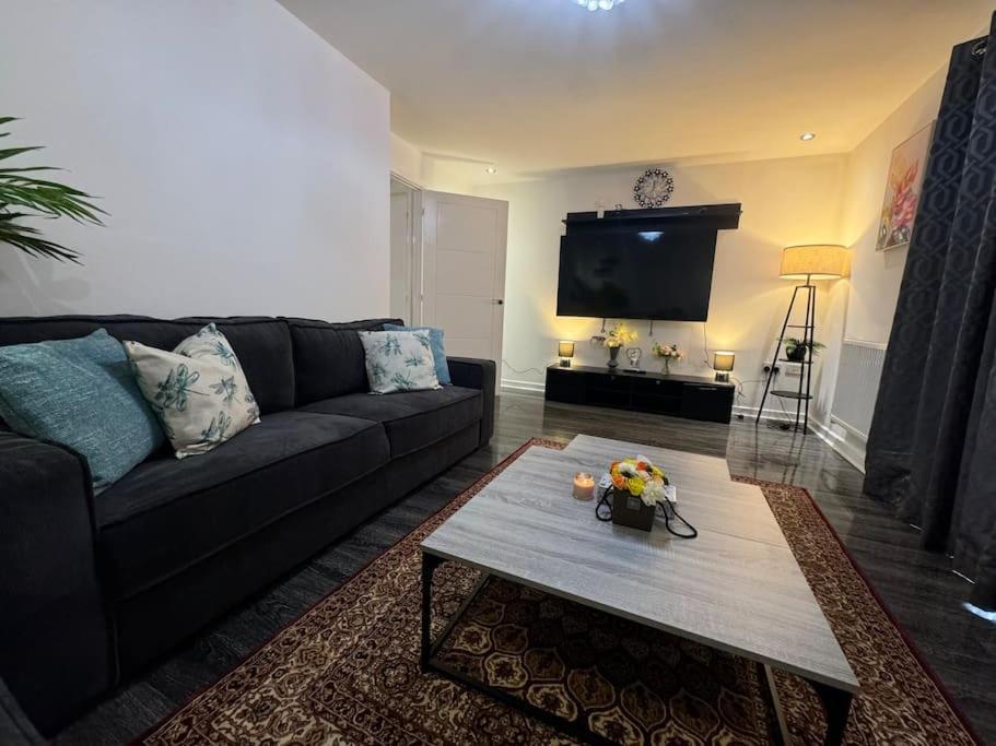 Holiday home New Large Townhouse 3 Bedrooms 4 Beds And Parking