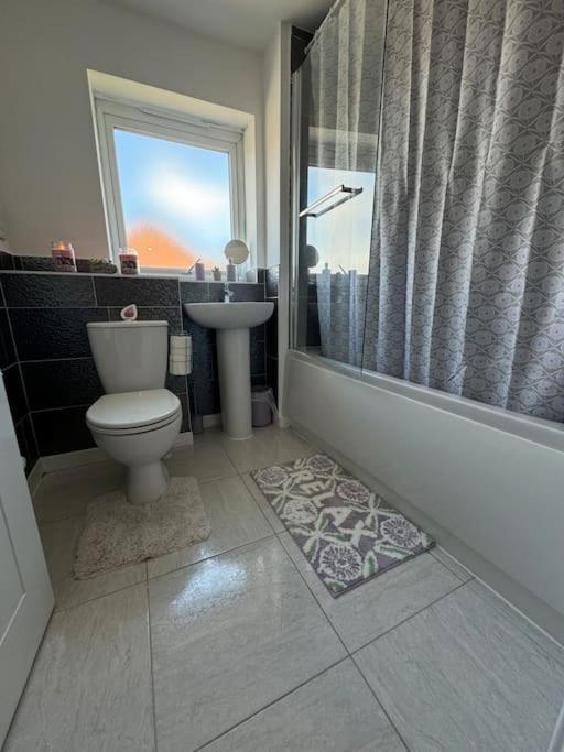 New Large Townhouse 3 Bedrooms 4 Beds And Parking Holiday home *