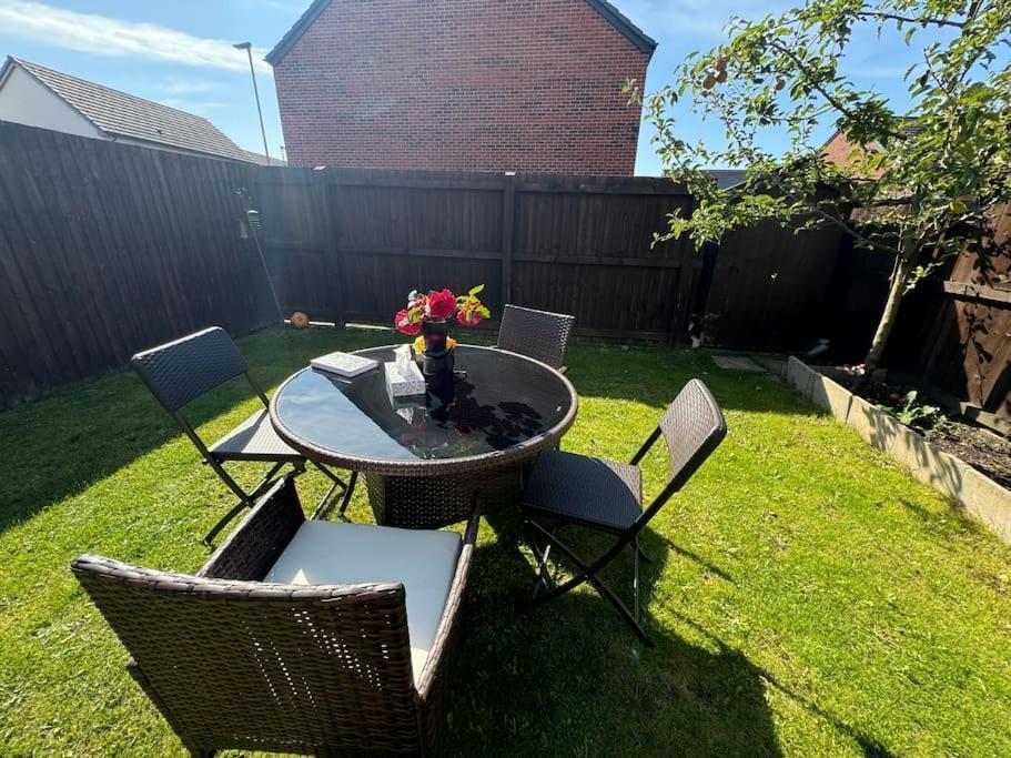 New Large Townhouse 3 Bedrooms 4 Beds And Parking Manchester