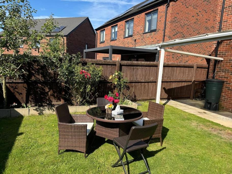 New Large Townhouse 3 Bedrooms 4 Beds And Parking Holiday home *