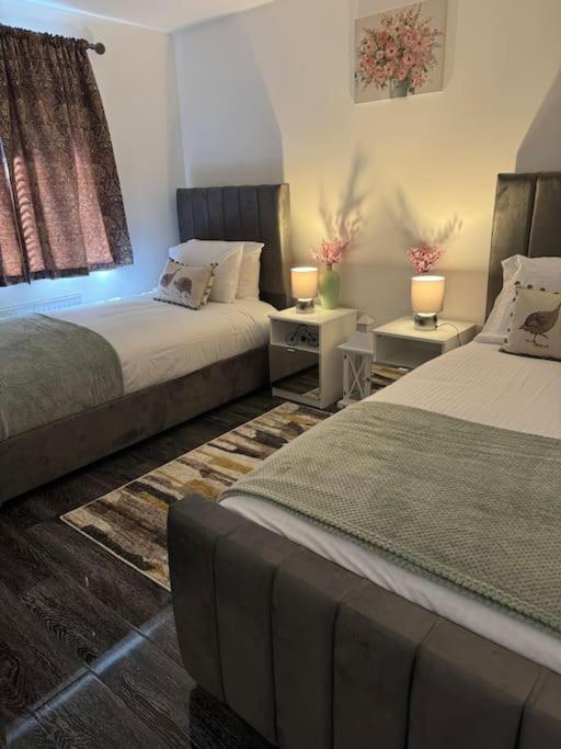 Holiday home New Large Townhouse 3 Bedrooms 4 Beds And Parking *