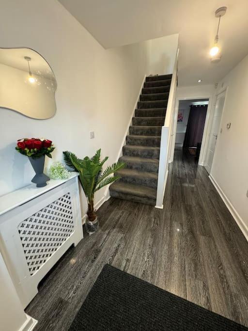 New Large Townhouse 3 Bedrooms 4 Beds And Parking Holiday home Manchester