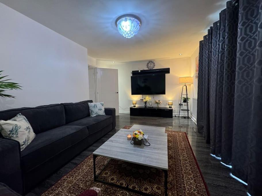 New Large Townhouse 3 Bedrooms 4 Beds And Parking *