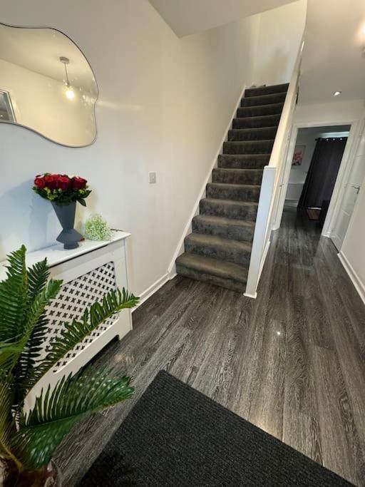 New Large Townhouse 3 Bedrooms 4 Beds And Parking Holiday home
