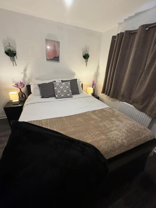 Holiday home New Large Townhouse 3 Bedrooms 4 Beds And Parking *