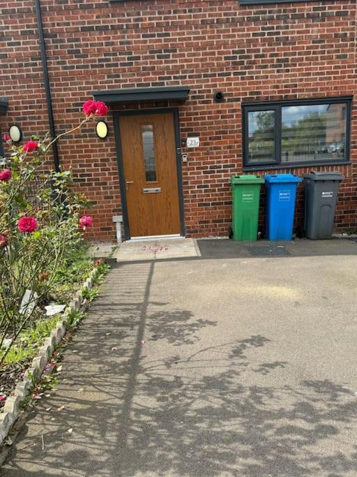 New Large Townhouse 3 Bedrooms 4 Beds And Parking *
