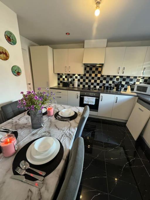New Large Townhouse 3 Bedrooms 4 Beds And Parking Manchester