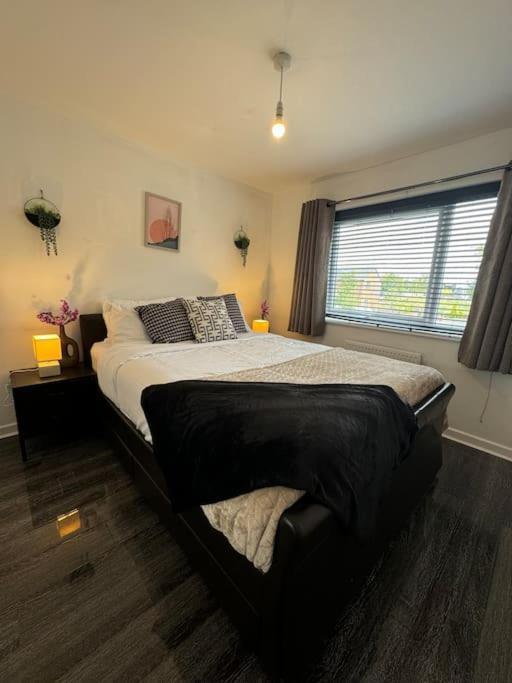 Holiday home New Large Townhouse 3 Bedrooms 4 Beds And Parking *