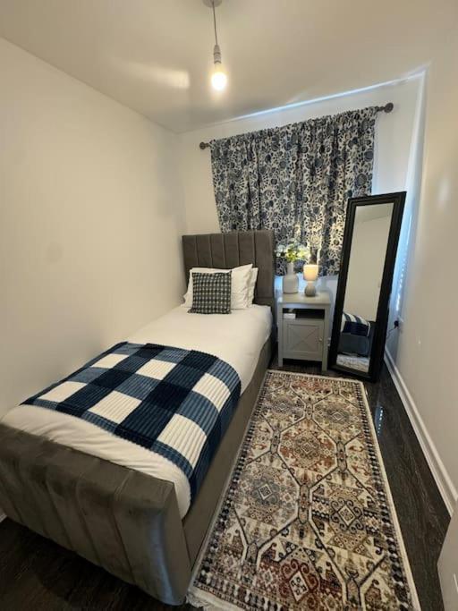 New Large Townhouse 3 Bedrooms 4 Beds And Parking