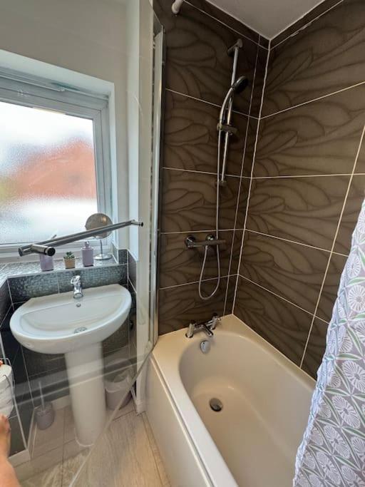 Holiday home New Large Townhouse 3 Bedrooms 4 Beds And Parking Manchester