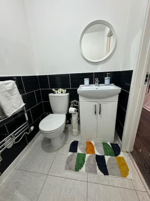 New Large Townhouse 3 Bedrooms 4 Beds And Parking Holiday home
