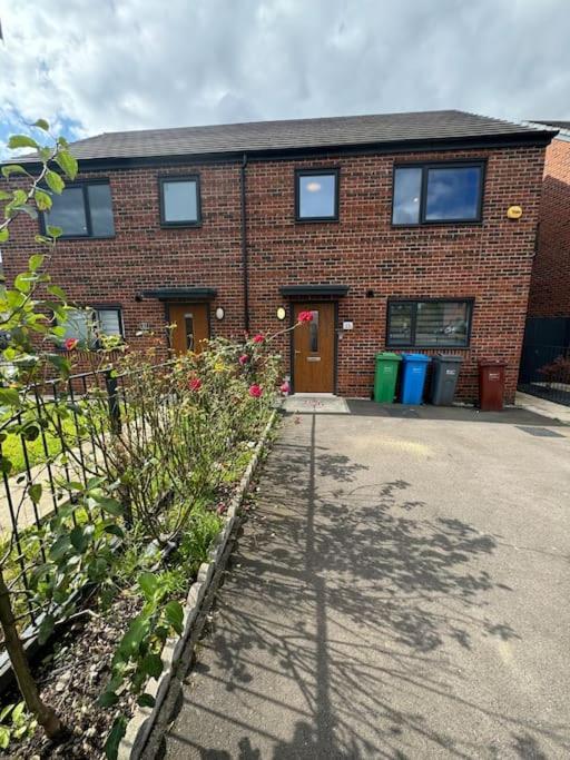 New Large Townhouse 3 Bedrooms 4 Beds And Parking Holiday home *