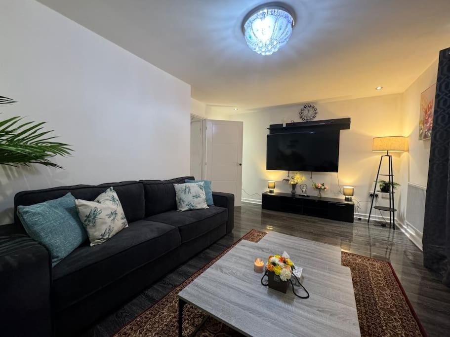 Holiday home New Large Townhouse 3 Bedrooms 4 Beds And Parking Manchester