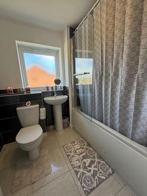 New Large Townhouse 3 Bedrooms 4 Beds And Parking *