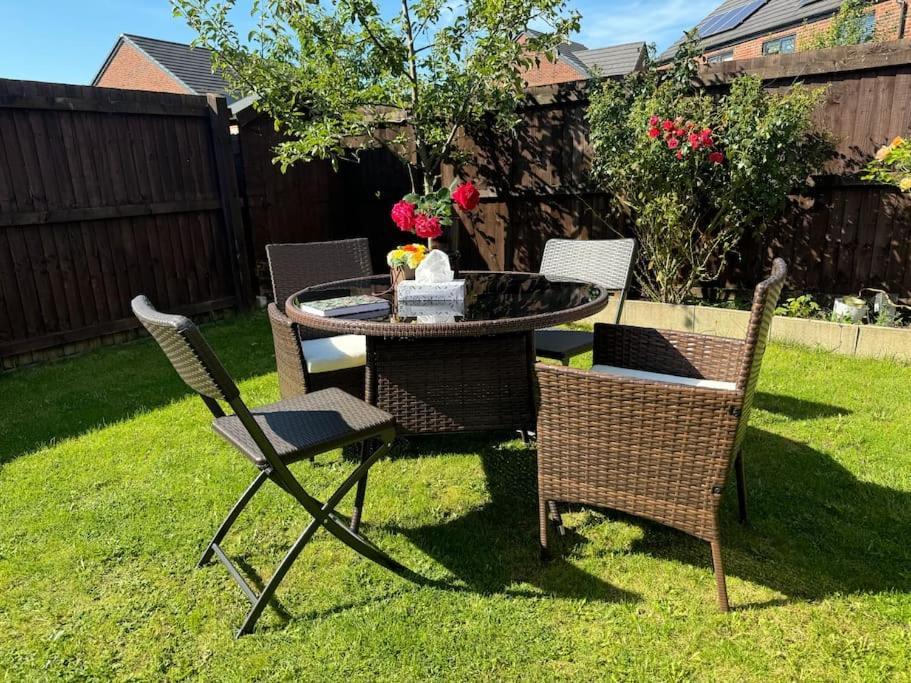 New Large Townhouse 3 Bedrooms 4 Beds And Parking * Manchester