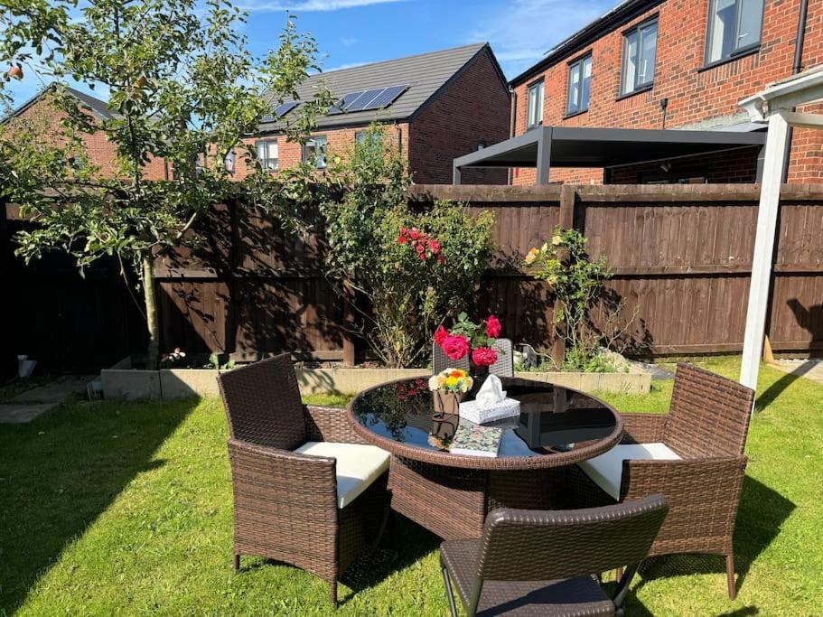 Holiday home New Large Townhouse 3 Bedrooms 4 Beds And Parking