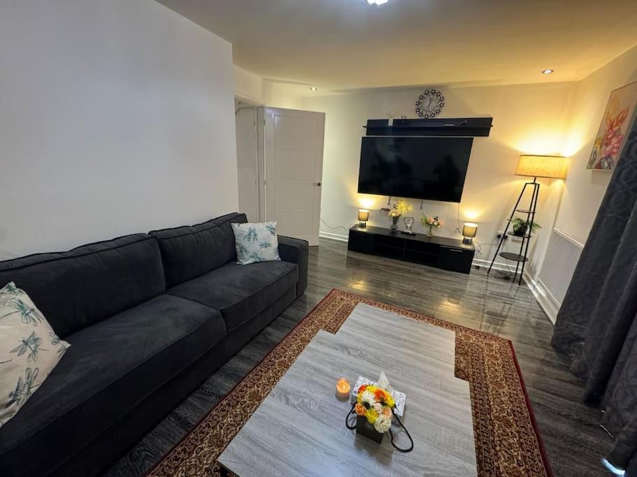 Holiday home New Large Townhouse 3 Bedrooms 4 Beds And Parking *