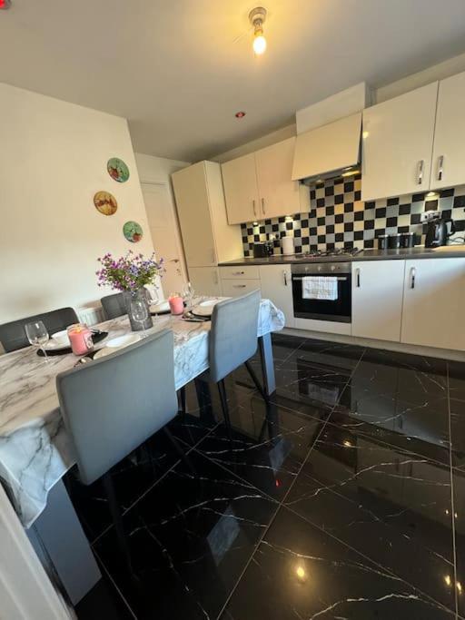 New Large Townhouse 3 Bedrooms 4 Beds And Parking Holiday home Manchester